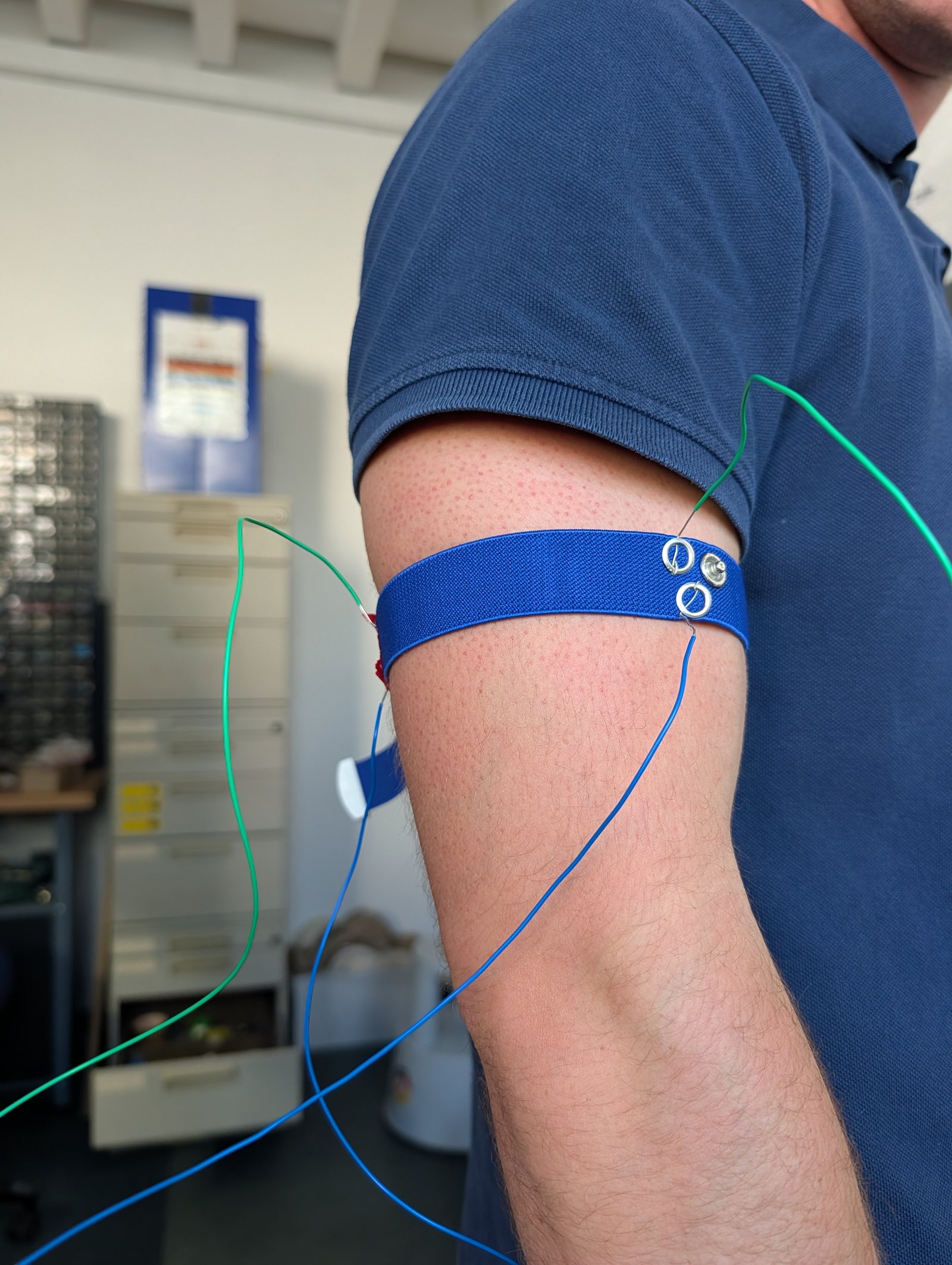 Four electrodes on an elastic band around an upper arm